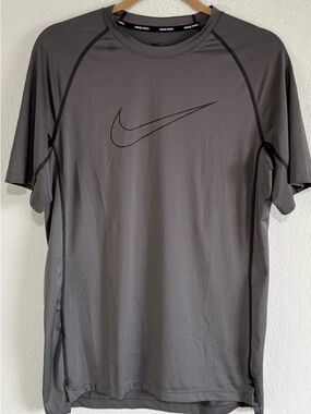 Nike Gray Short-Sleeve Dri-FIT Athletic Top Size Medium